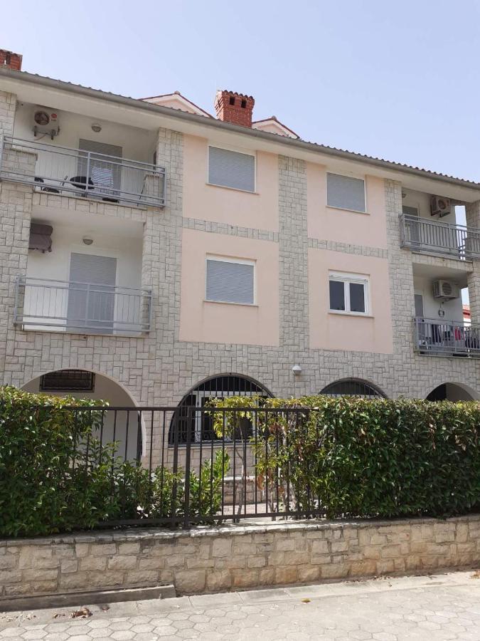Lola Apartmani Ровинь Экстерьер фото